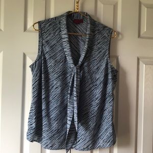 Sleeveless blouse with tie in front.